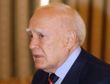 Ο Κάρολος Παπούλιας υπέστη κάταγμα ισχίου- Χειρουργήθηκε σήμερα το πρωί